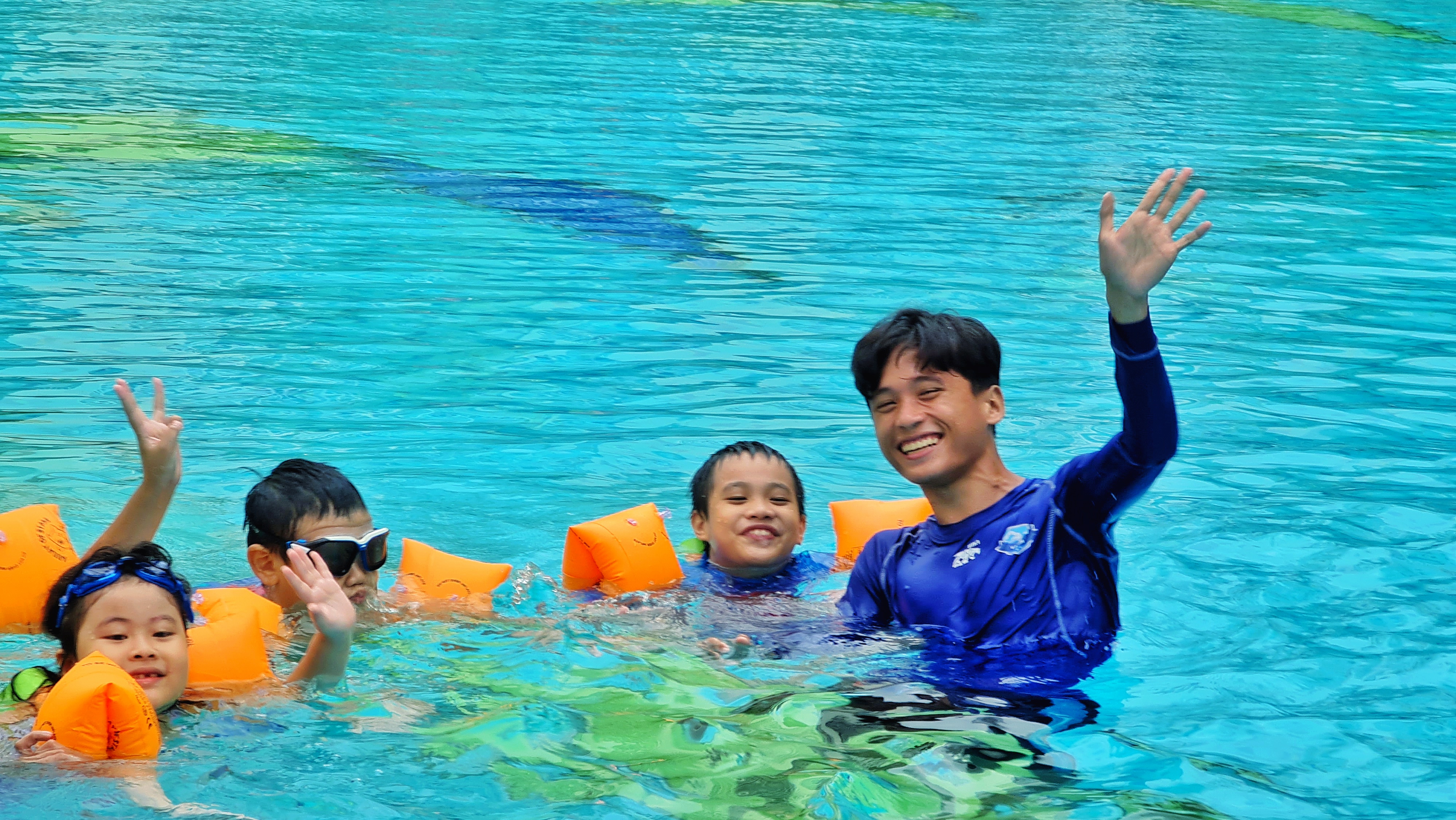 Huấn luyện viên Swim For Life hướng dẫn học viên tập nổi ngửa thả lỏng