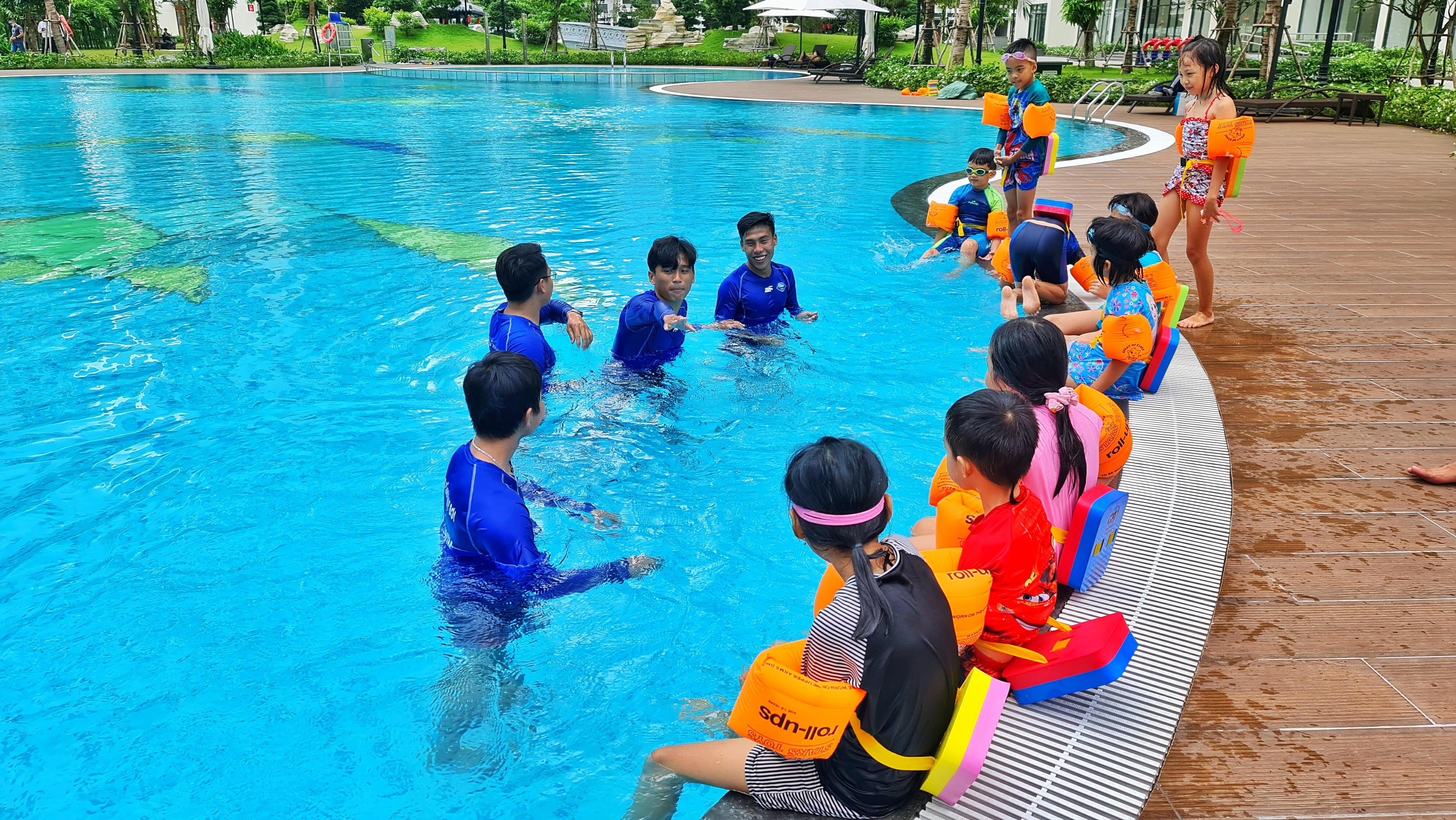 Học sinh lắng nghe hướng dẫn an toàn trước khi xuống hồ bơi
