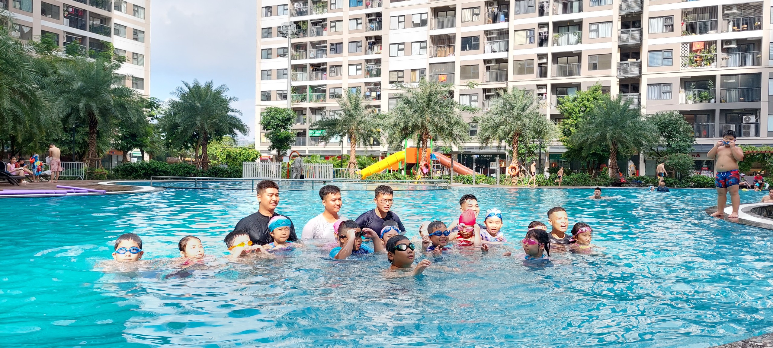 Không khí lớp học sôi nổi tại bể bơi bốn mùa