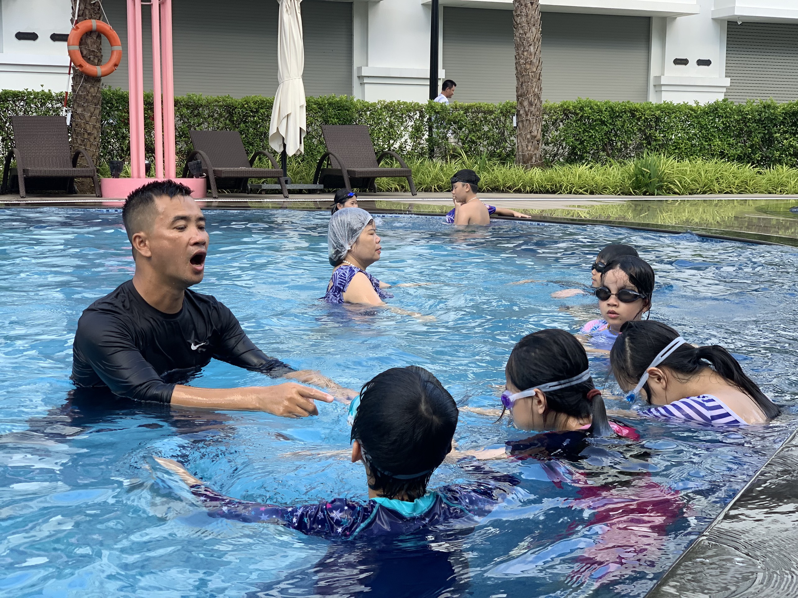 Hướng dẫn kỹ thuật thở đúng cách khi bơi ếch tại lớp học Swim For Life